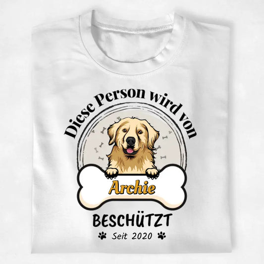 Person wird beschützt - Personalisiertes T-Shirt